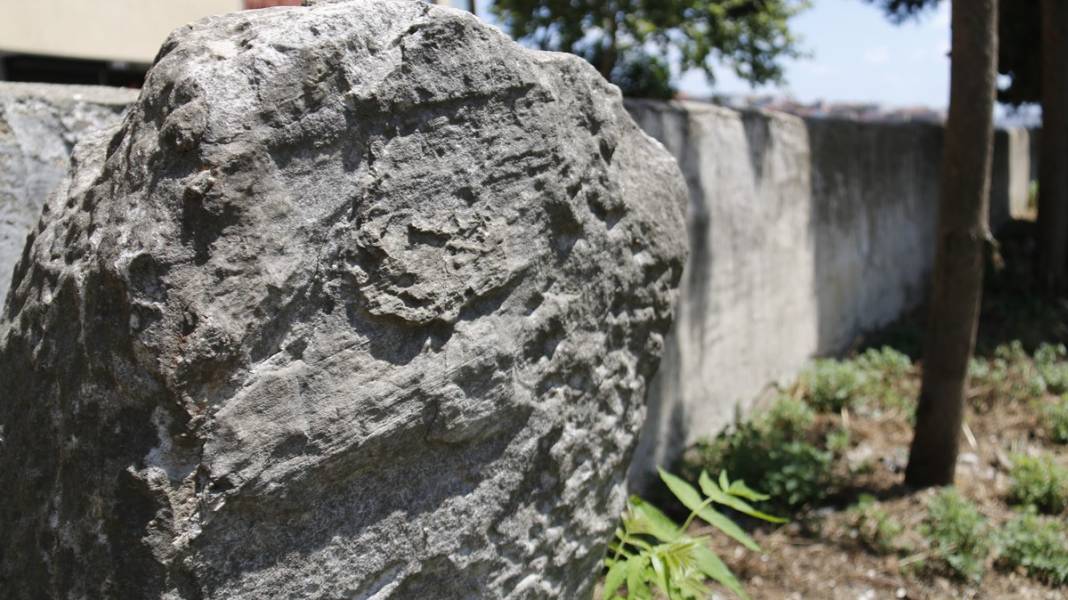 Herkes önünden geçiyor ama kimse farkında değil! İstanbul'un göbeğinde yüz yıllardır duruyor, ne olduğu ortaya çıktı 18